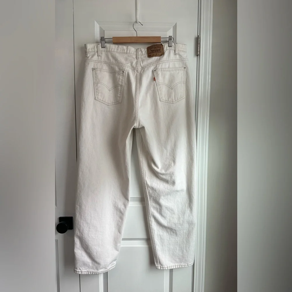 Vintage Levi’s Men’s 580 Baggy Fit Tapered Leg Cream Denim Jeans (Size 42 X 32)